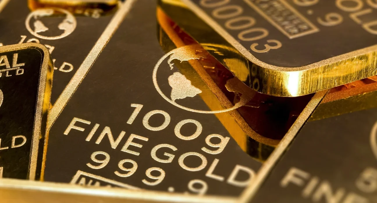 Gold Shows Classic Head and Shoulders Before Possible Drop — Analysis